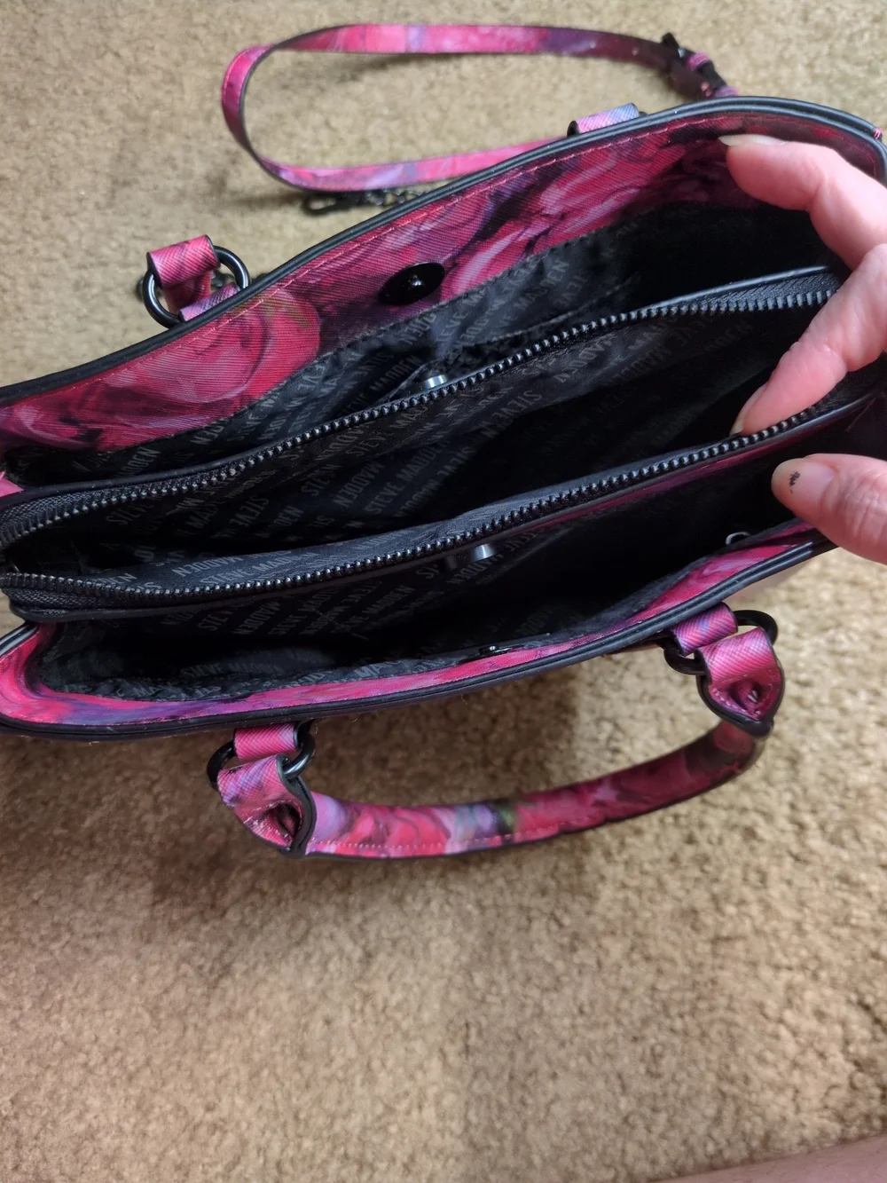 Steve Madden Black & Red Roses floral handbag  W Card Holder & Detachable Strap